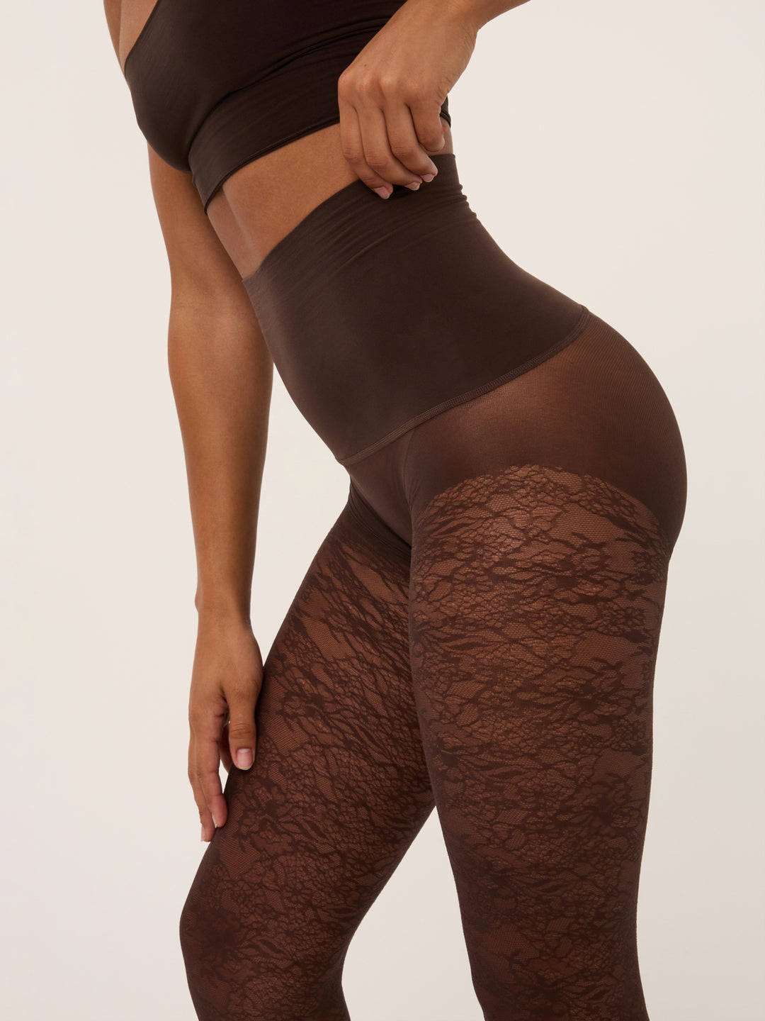 Bruine elegante panty met kantpatroon van So Tight